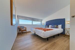 Säng eller sängar i ett rum på Holidays2Fuengirola Duplex with stunning sea view, terraces,1st line beside port