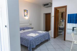 タオルミーナにあるモルフェオ B&Bのベッドルーム1室(ベッド1台付)、バスルーム(シンク付)