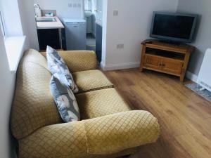 a living room with a couch and a television at Character Town Centre 1 Bed Flat Boston in Boston