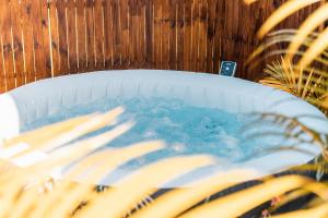 Fotografie z fotogalerie ubytování Charmant chalet avec jacuzzi, L'île Ô Vert v destinaci Saint-Philippe