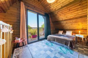Postel nebo postele na pokoji v ubytování Charmant chalet avec jacuzzi, L'île Ô Vert
