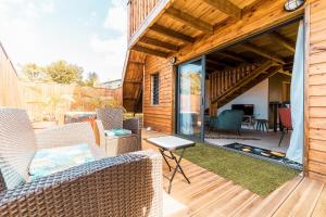 Balkón nebo terasa v ubytování Charmant chalet avec jacuzzi, L'île Ô Vert