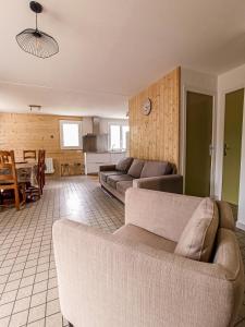 sala de estar con 2 sofás y cocina en Maison de montagne proche Gavarnie 12-14 personnes, en Gèdre