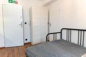 1 dormitorio con cama y armario en Komfortowe studio ścisłe centrum Radom en Radom