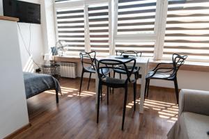 un comedor con sillas y una mesa en una habitación en Komfortowy apartament ścisłe centrum Radom en Radom