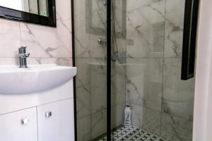 a bathroom with a shower and a sink at Komfortowy apartament ścisłe centrum Radom in Radom +7 photos