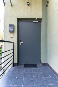 a blue door on the side of a building at Komfortowy apartament ścisłe centrum Radom in Radom