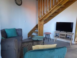 TV a/nebo společenská místnost v ubytování Charmant chalet avec jacuzzi, L'île Ô Vert