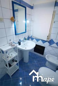 A bathroom at La casetta mape