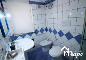 A bathroom at La casetta mape