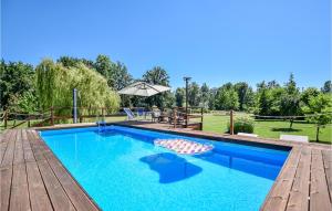 uma grande piscina com um deque de madeira em 4 Bedroom Pet Friendly Home In Pietrasanta em Pietrasanta