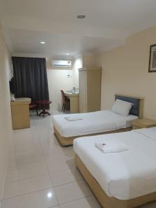 Łóżko lub łóżka w pokoju w obiekcie HOTEL AMBASSADOR 2