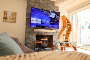 A television and/or entertainment centre at Premium Cheltenham Townhouse - By Suitely