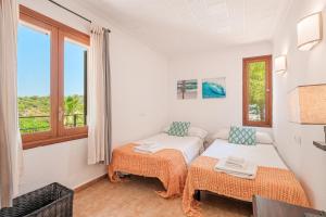 Postel nebo postele na pokoji v ubytování Villa Ses Basses + 17 fotografií