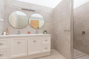 een badkamer met een wastafel en een spiegel bij Coral Sands 3 Pebbly Beach in Forster
