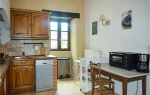 Η κουζίνα ή μικρή κουζίνα στο Lovely Home In Mauvières