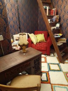 een woonkamer met een rode bank en een tafel bij Ferienwohnung Why Not in Polle