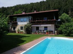 Bazén v ubytování Ferienwohnung mit Pool in Wörthersee Nähe nebo v jeho okolí