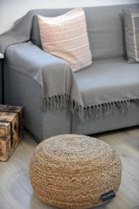 ein Wohnzimmer mit Sofa und Hocker in der Unterkunft Osura in Vári + 35 Fotos