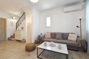 ein Wohnzimmer mit Sofa und Tisch in der Unterkunft Osura in Vári