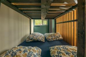 1 cama en una habitación con 2 almohadas en Indulge in beautiful nature and amazing views., en Mortenhals