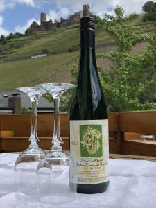een fles wijn en twee glazen op een tafel bij Ferienwohnung Herold in Alken