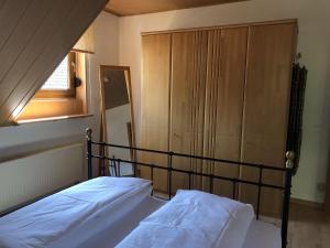 Tempat tidur dalam kamar di Ferienwohnung Herold