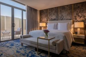 Jareed Hotel Riyadh tesisinde bir odada yatak veya yataklar
