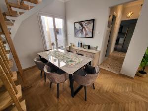 een eetkamer met een tafel en stoelen bij Maria's Maisonette in Athene