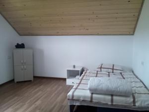 A bed or beds in a room at Apartman Teodora Uvac