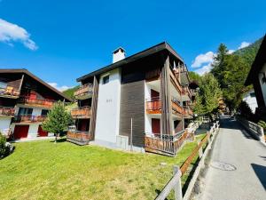 Un edificio con balcones a los lados. en Haus Beta by Zermatt Premium Apartments, en Zermatt