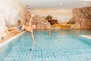 - une piscine dans un parc aquatique dans l'établissement Hotel Mittagskogel Pitztal, à Sankt Leonhard im Pitztal
