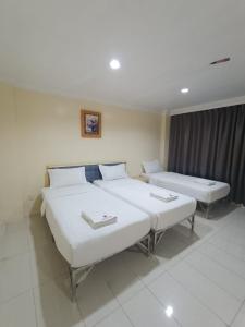 Een bed of bedden in een kamer bij HOTEL AMBASSADOR 2