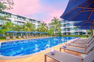 奥南海滩Holiday Style Ao Nang Beach Resort, Krabi的酒店泳池，配有椅子和遮阳伞