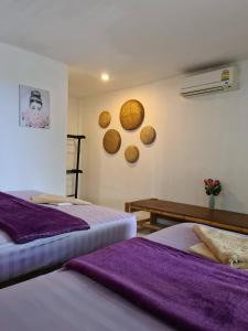 Postel nebo postele na pokoji v ubytování Phangan Villa Bungalows