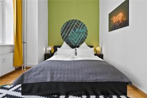 sypialnia z dużym łóżkiem i zieloną ścianą w obiekcie Holiday 33 Apartments EFG Schönhauser Allee mit Balkon w Berlinie