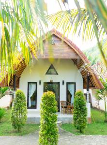 a small house with a wooden roof at Penida Bay Village in Nusa Penida