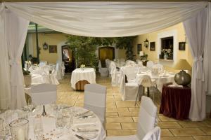 Reštaurácia alebo iné gastronomické zariadenie v ubytovaní Landhotel Jagdhof