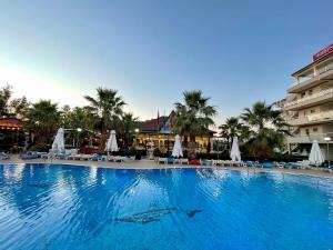 una gran piscina frente a un hotel en Godija Hotel & Suites, en Velipojë