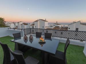 una mesa en un balcón con velas en VACATION MARBELLA I Terrazas de Banus, Romantic, Jacuzzi, Pet-Friendly, Cosy Duplex Penthouse, 2min walk to Marina, en Marbella