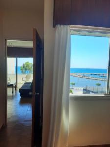 Cette chambre dispose d'une fenêtre offrant une vue sur la plage. dans l'établissement Seascape 501, à Larnaka