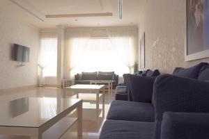 sala de estar con sofá y mesa en Rafa Homes - Al Falah, en Riad