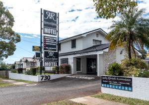 um sinal de motel em frente a um edifício em Riviera on Ruthven em Toowoomba