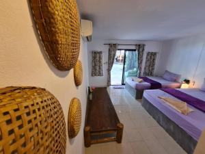 Postel nebo postele na pokoji v ubytování Phangan Villa Bungalows