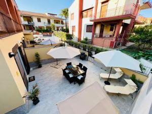 an overhead view of an outdoor patio with umbrellas and tables at Sole&Luna in Riposto