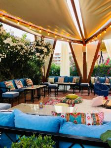 Uma área de estar em Godija Hotel & Suites