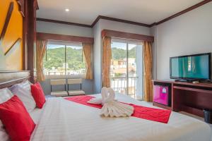 Postel nebo postele na pokoji v ubytování Art Mansion Patong Hotel