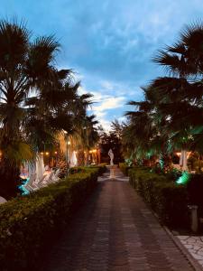 Um jardim no exterior de Godija Hotel & Suites