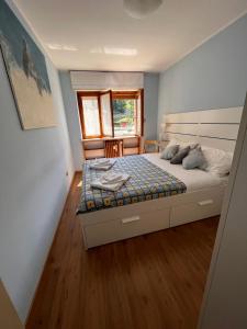 una camera con un letto in una stanza con una finestra di Il piccolo rifugio - Casa Valtournenche a Valtournenche