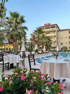 A piscina em ou perto de Godija Hotel & Suites